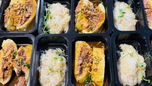 Plněný bramborový váleček s uzeným masem, bílé zelí