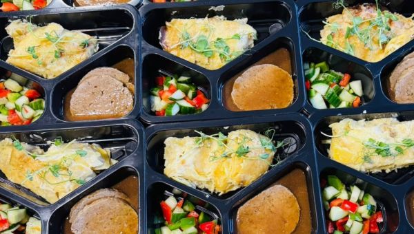 Pečená sekaná, gratinované brambory ve smetaně, zeleninový salátek