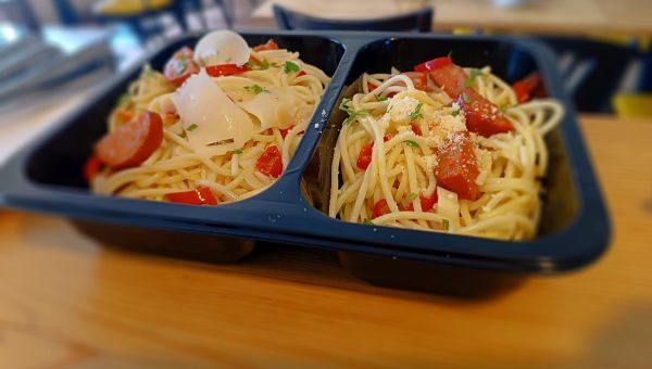 špagety aglio olio v úpravě pro rozvoz