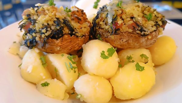 plněné žampiony kukusem, opečenou slaninou a listovým špenátem