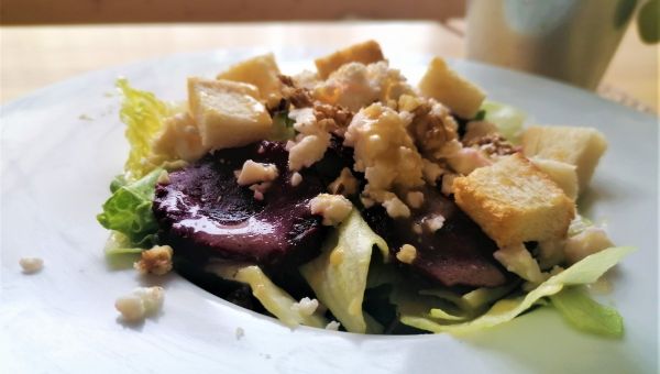 pečená řepa, sýr feta a ořechy