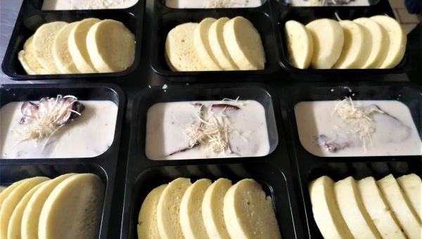 křenová s domácím houskovým knedlíkem