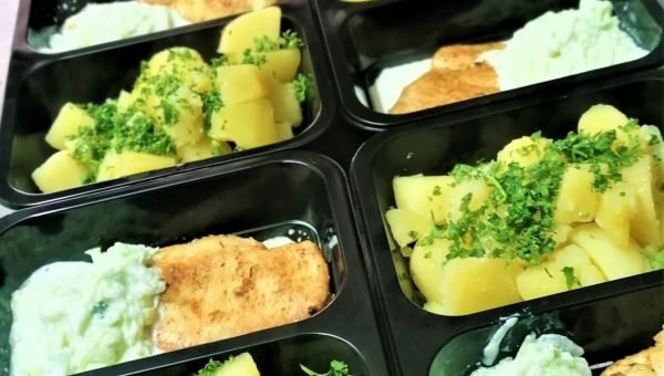 restované kuřecí prsíčko s petrželovými bramborami a tzatziki