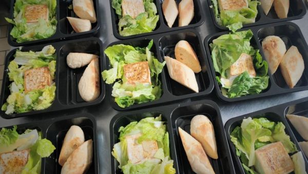 Grilovaný hermelín na trhaném salátku s medovo-hořčičnou zálivkou