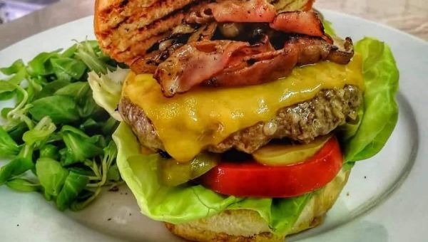 Burger v domácí housce