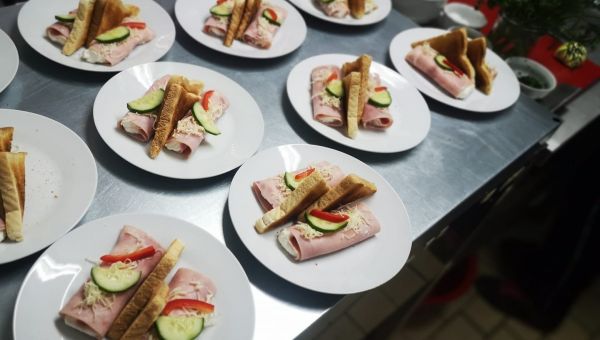 Šunkové rolky jako klasika na rodinnou oslavu.