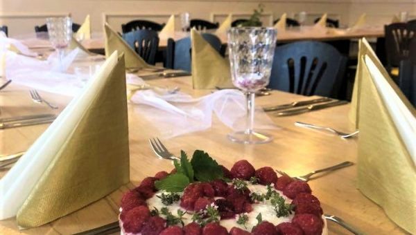 Ukázka naší slavnostní tabule pro "zlatou svatbu" včetně malinového dortu naší paní majitelky.