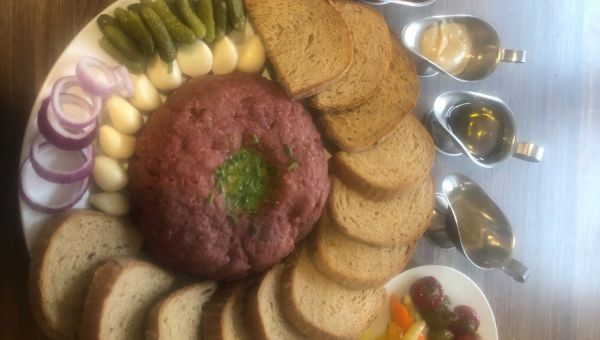 "Kilový tatarák" z pravé svíčkové dle přání našich hostů.