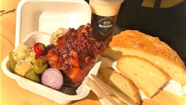 Pečené koleno z výdejního okénka.