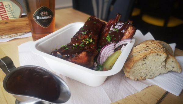 Marinovaná žebra z výdejního okénka.