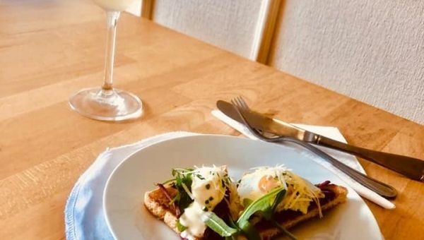 Křepelčí vejce na toastu s holandskou omáčkou - občerstvení při obchodní schůzce